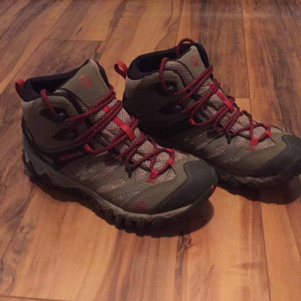 Merrel hiking boots - practically new!